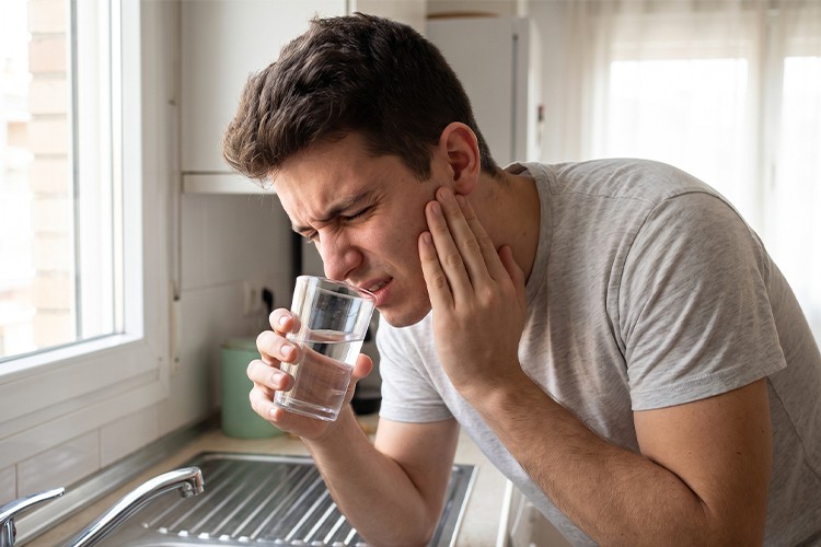 a man experiences difficulty swallowing because of wisdom tooth pain